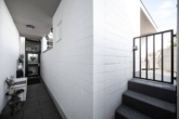 Eingangsbereich Wohnung/Terrasse - Appartement mit riesiger Terrasse und eigenem Eingang in gepflegter Wohnanlage am Waldrand