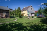 Blick aus der rechten Hofseite auf das Haus - Zweifamilienhaus mit Nebengelass und großzügigem Grundstück