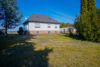 familienfreundliches großes Einfamilienhaus mit viel Garten und nah am See - Blick aus linker Grundstücksecke