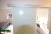 moderne Glasschiebetür Küche - 2 Zimmer Wohnung mit Balkon- in 2021 umfangreich saniert- in zentraler Lage von Lüneburg
