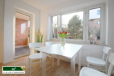 Sitzbereich Wohnzimmer mit Balkonzugang - 2 Zimmer Wohnung mit Balkon- in 2021 umfangreich saniert- in zentraler Lage von Lüneburg