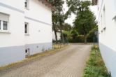 Einfahrt - Helle DG Wohnung im Ortskern von Eichwalde als Kapitalanlage mit TOP Rendite