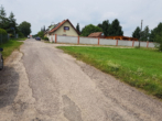 Blick auf der Straße, die seitlich am Objekt vorbei führt - Charmantes Haus auf großem Grundstück mit 3 Einheiten – Mietkauf möglich!!!!!!!!!!